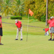 Victor Jean-Noël est le grand gagnant, toutes catégories confondues, de la 7ème édition de la BNP Paribas Golf Cup qui s’est tenue le 18 janvier au Golf International de Saint-François. Le tournoi a rassemblé 120 participants amateurs licenciés des Golfs de Saint-François, des Abymes et de la Martinique. Chaque année, cette compétition en 18 trous se déroule en shot gun avec un départ simultané de plusieurs groupes sur différents points du parcours. La compétition récompense 4 catégories : Men (21 à 55 ans), Sénior (55 à 65 ans), Silver (plus de 65 ans) et Women. Un Prix Jeune et deux Prix pour les concours de drive et de précision ont également été décernés. De nombreux lots de prestige étaient en jeu comme un séjour pour 2 personnes à Miami offert par Air Antilles, avec accès green fees pour le meilleur participant, en l’occurrence Victor Jean-Noël. Les 3 premiers de chaque catégorie ont été récompensés par des lots offerts par les partenaires de l’évènement : le célèbre horloger Tag Heuer, BMW et le Champagne DEUTZ. La remise des prix s’est tenue au Club house du Golf de Saint-François.