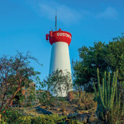 Ainsi dressé sur les hauteurs de Saint-Barthélemy depuis 1962, point de vue iconique et histoire de l’île convergent au pied du phare de Gustavia.