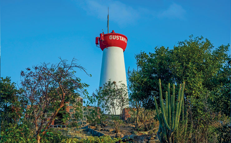 Ainsi dressé sur les hauteurs de Saint-Barthélemy depuis 1962, point de vue iconique et histoire de l’île convergent au pied du phare de Gustavia.