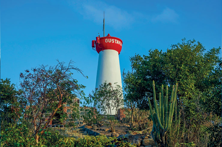 Ainsi dressé sur les hauteurs de Saint-Barthélemy depuis 1962, point de vue iconique et histoire de l’île convergent au pied du phare de Gustavia.