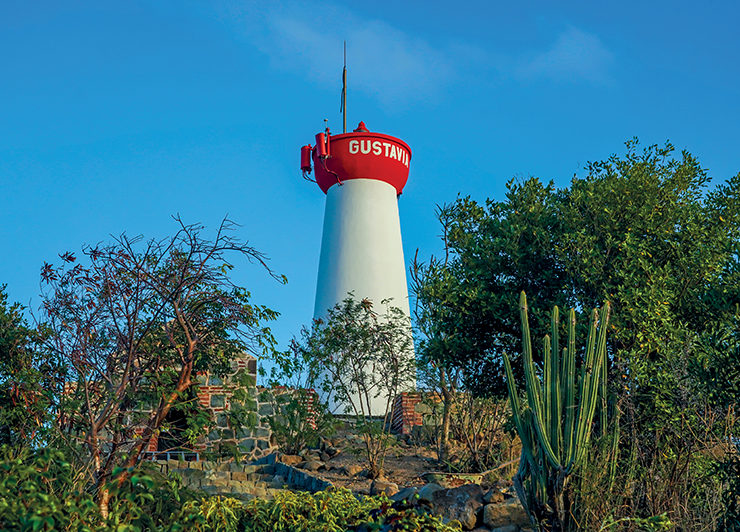 Ainsi dressé sur les hauteurs de Saint-Barthélemy depuis 1962, point de vue iconique et histoire de l’île convergent au pied du phare de Gustavia.